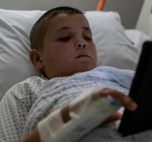 Mohamed descansa después de que le coloquen un goteo intravenoso en el Hospital Sacre Coeur Mohamed descansa después de que le coloquen un goteo intravenoso en el Hospital Sacre Coeur