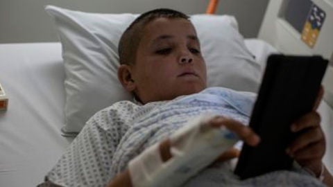 Mohamed descansa despu&eacute;s de que le coloquen un goteo intravenoso en el Hospital Sacre Coeur