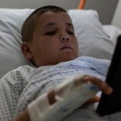 Mohamed descansa después de que le coloquen un goteo intravenoso en el Hospital Sacre Coeur