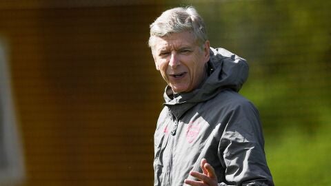 Ars&egrave;ne Wenger, durante un entrenamiento del Arsenal