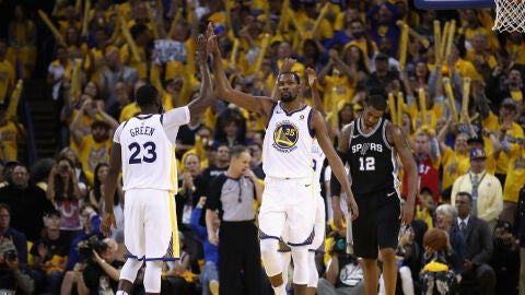 Kevin Durant y Green celebran un canasta ante los Spurs