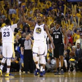 Kevin Durant y Green celebran un canasta ante los Spurs