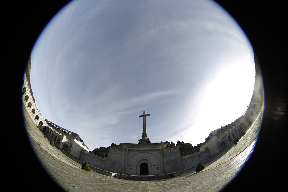 El 61,7 % de los españoles no ve una prioridad exhumar a Franco El 61,7 % de los españoles no ve una prioridad exhumar a Franco