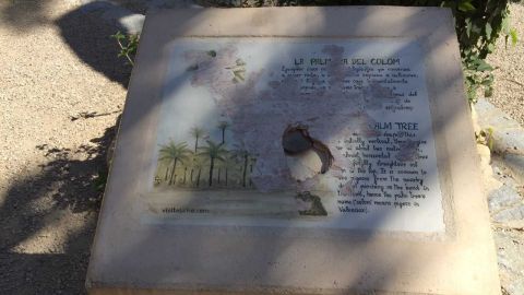 Panel informativo de la Ruta del Palmeral de Elche deteriorado
