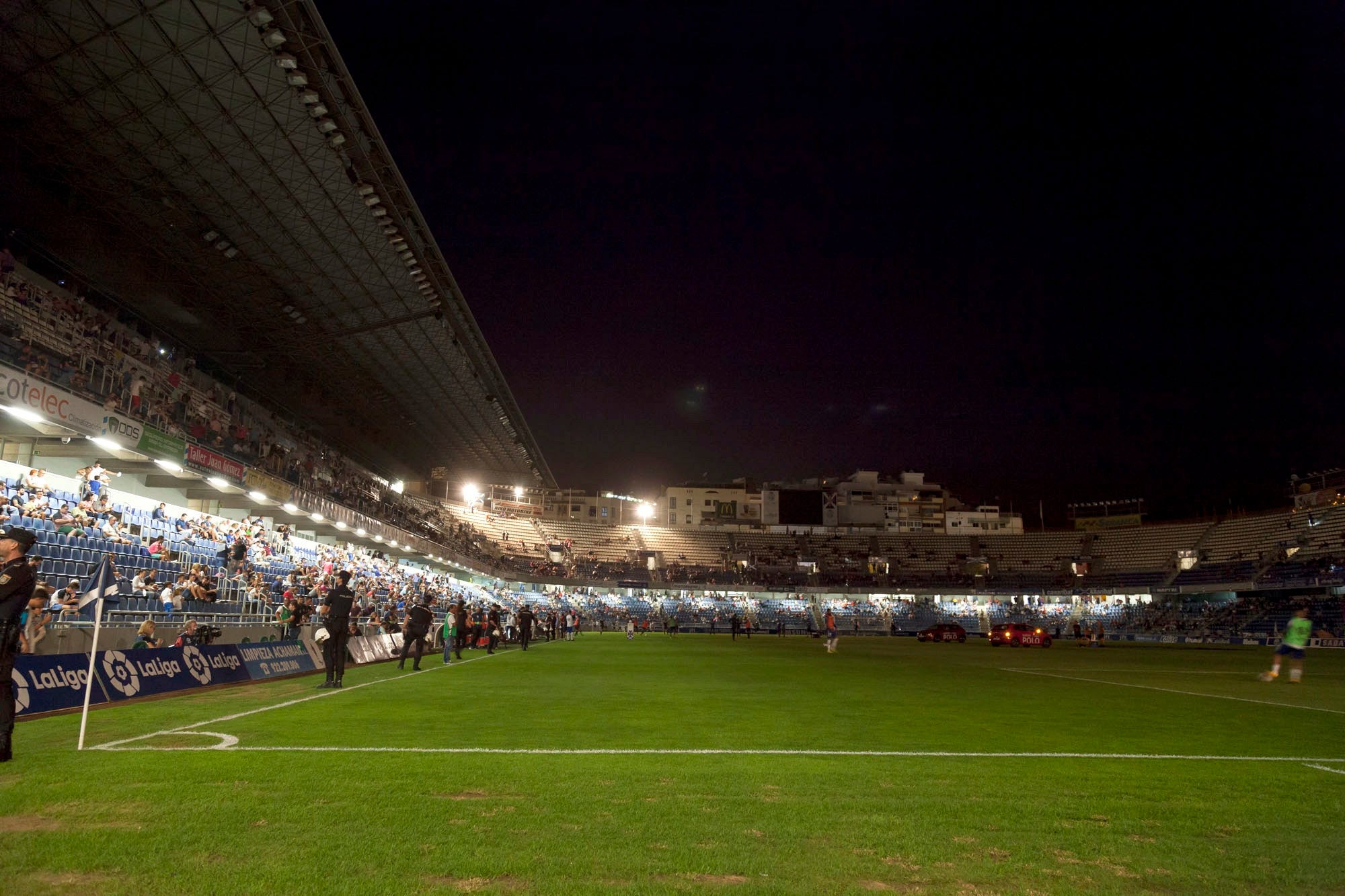 Cierre parcial del Heliodoro por el lanzamiento de un objeto que impactó a la asistente durante el Tenerife-Huesca Cierre parcial del Heliodoro por el lanzamiento de un objeto que impactó a la asistente durante el Tenerife-Huesca