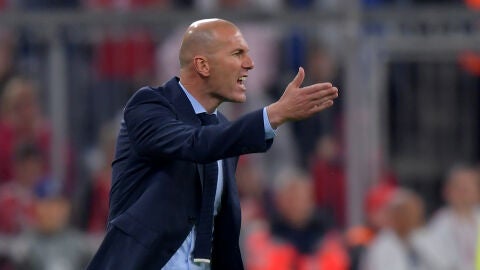 Zidane protesta una acci&oacute;n desde la banda