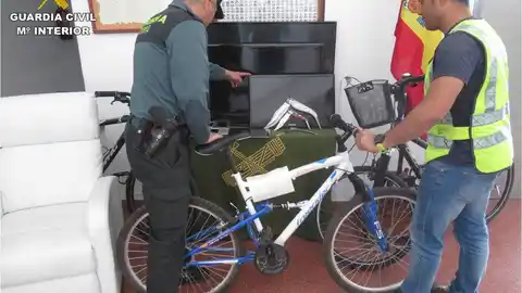 Agentes de la Guardia Civil junto a algunos de los objetos robados Agentes de la Guardia Civil junto a algunos de los objetos robados