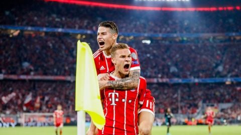 James y Kimmich celebran el primer gol del Bayern