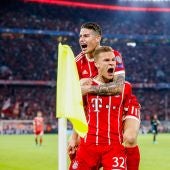 James y Kimmich celebran el primer gol del Bayern