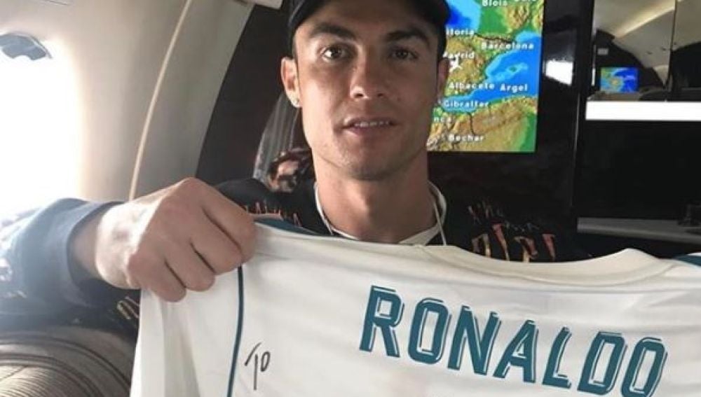 Cristiano Ronaldo, con su camiseta firmada