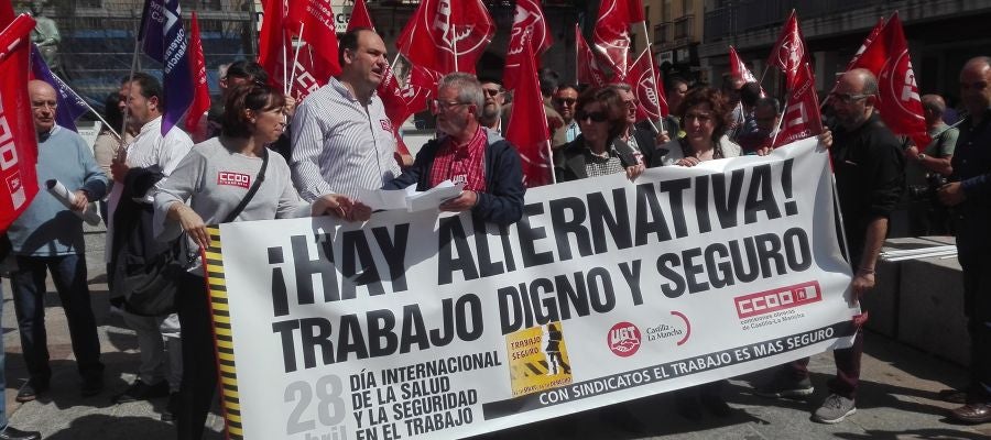 Los sindicatos se han concentrado frente a la sede de FECIR Los sindicatos se han concentrado frente a la sede de FECIR
