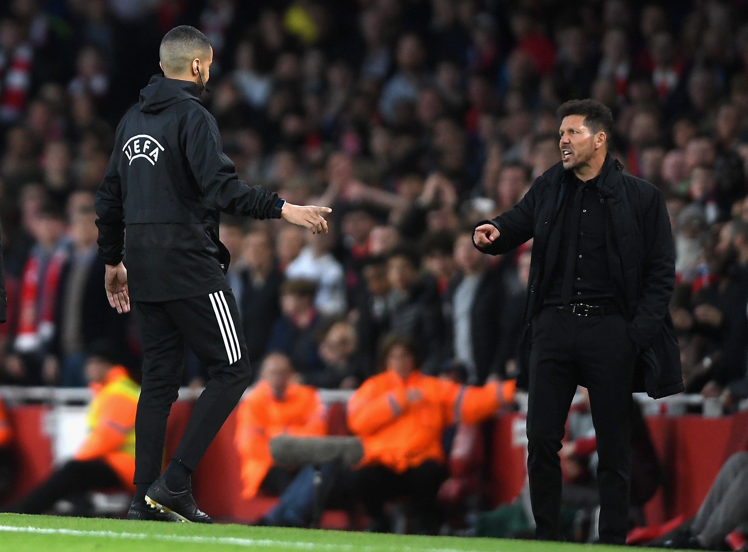 El árbitro del Arsenal-Atlético mandó a su asistente al vestuario del Atlético para advertir que no iba a tolerar una sola protesta El árbitro del Arsenal-Atlético mandó a su asistente al vestuario del Atlético para advertir que no iba a tolerar una sola protesta
