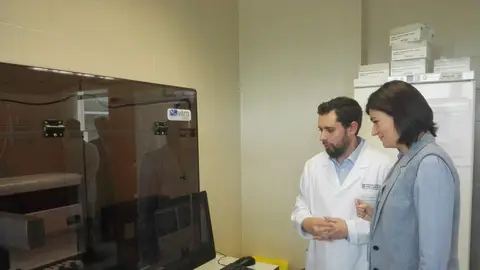 Carmen Montón y el doctor Antonio José Galiana junto a la máquina que realiza los novedosos test de bacterias multirresistentes Carmen Montón y el doctor Antonio José Galiana junto a la máquina que realiza los novedosos test de bacterias multirresistentes