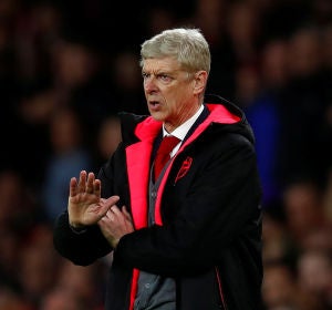 Arsene Wenger da instrucciones a sus jugadores desde la banda Arsene Wenger da instrucciones a sus jugadores desde la banda