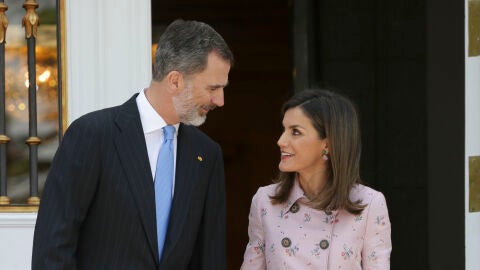 Los Reyes de Espa&ntilde;a se dirigen una mirada c&oacute;mplice 