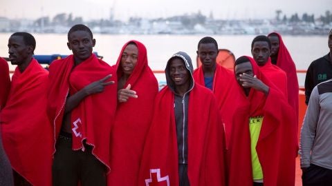 Llegan al puerto de Motril un grupo de inmigrantes rescatados por Salvamento Mar&iacute;timo mientras navegaban en una patera en las cercan&iacute;as de la isla de Albor&aacute;n. 