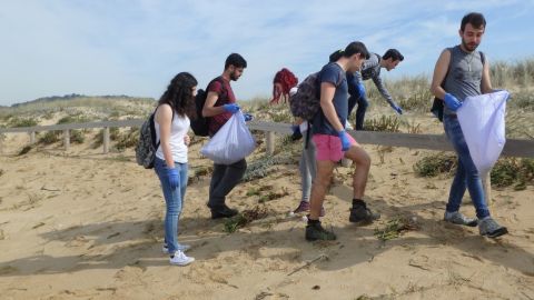 Limpieza de la Uah en la Playa Pontevedra