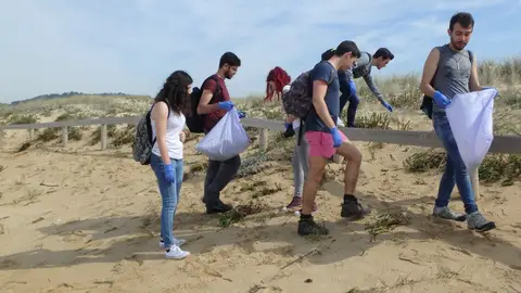 La lanzada Limpieza de la Uah en la Playa Pontevedra