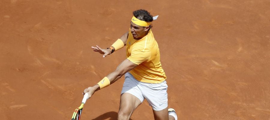 Rafa Nadal devuelve una bola durante el partido Rafa Nadal devuelve una bola durante el partido