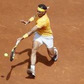 Rafa Nadal devuelve una bola durante el partido