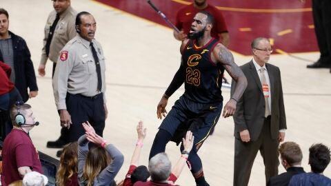 LeBron James celebra la canasta ganadora ante los Pacers