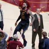 LeBron James celebra la canasta ganadora ante los Pacers