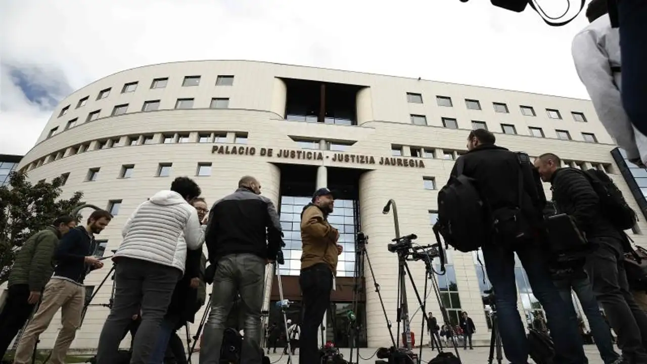 Periodistas esperan el fallo del caso de La Manada a las puertas de la Audiencia de Navarra (Archivo) Periodistas esperan el fallo del caso de La Manada a las puertas de la Audiencia de Navarra (Archivo)