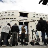 Periodistas esperan el fallo del caso de La Manada a las puertas de la Audiencia de Navarra