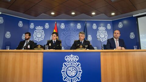Pedro Felicio, de Europol, Piedad &Aacute;lvarez, el jefe de la UDEF, Fernando More, y Jose Manuel Alarc&oacute;n durante la rueda de prensa