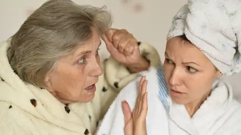 Una madre y su hija discutiendo Una madre y su hija discutiendo
