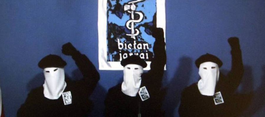 ETA ha anunciado su disolución como banda terrorista ETA ha anunciado su disolución como banda terrorista