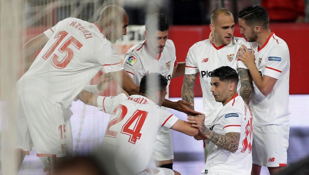 Los jugadores del Sevilla celebran con Banega su gol contra la Real Sociedad