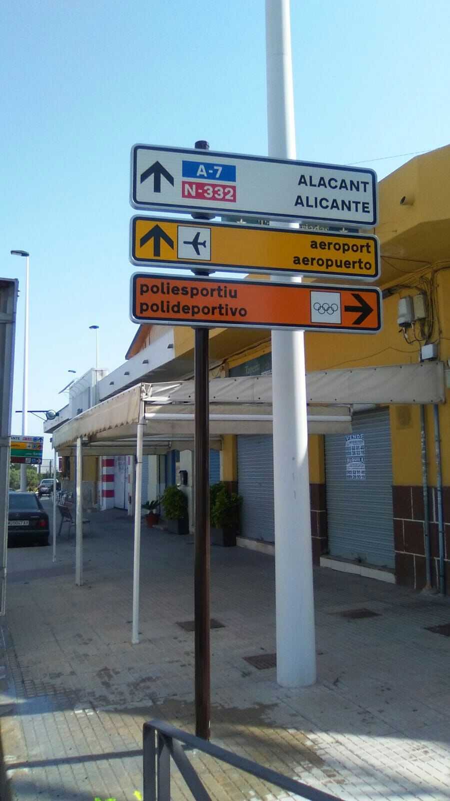 El Ayuntamiento de Elche invierte 30.000 euros en la renovación de la señalización vertical informativa El Ayuntamiento de Elche invierte 30.000 euros en la renovación de la señalización vertical informativa