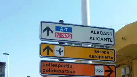 Señalización vertical en español y valenciano en la pedanía de El Altet de Elche Señalización vertical en español y valenciano en la pedanía de El Altet de Elche