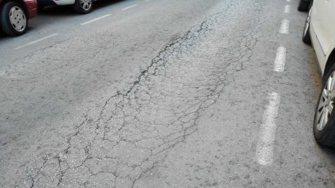 Falta de mantenimiento en el asfalto de la calle Obispo Winibal de Elche