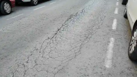 Falta de mantenimiento en el asfalto de la calle Obispo Winibal de Elche Falta de mantenimiento en el asfalto de la calle Obispo Winibal de Elche