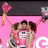 Dumoulin celebra su victoria en la primera etapa del Giro