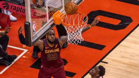 LeBron James, en acci&oacute;n ante los Raptors