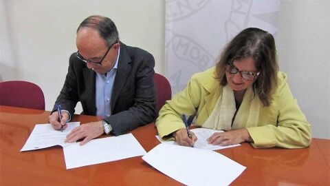 El director de la UNED de Elche, Jos&eacute; Ruiz, y la representante del COPCV firman el convenio