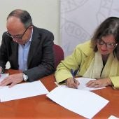 El director de la UNED de Elche, José Ruiz, y la representante del COPCV firman el convenio