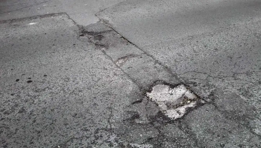 Agujero en asfalto de la calle Juan Díez Martínez de Elche Agujero en asfalto de la calle Juan Díez Martínez de Elche
