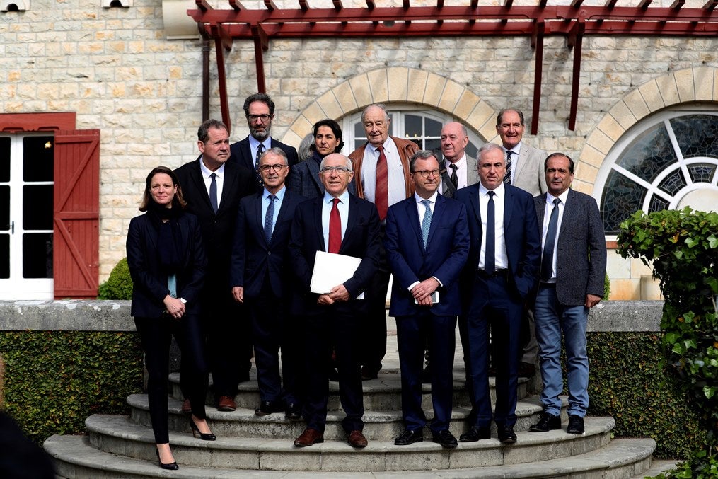 La 'Declaración de Arnaga' saluda el fin de ETA y llama a la "reconciliación" La 'Declaración de Arnaga' saluda el fin de ETA y llama a la "reconciliación"