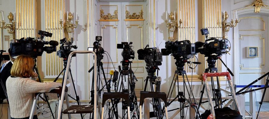 Imagen de archivo de los medios preparados para conocer un Premio Nobel de Literatura Imagen de archivo de los medios preparados para conocer un Premio Nobel de Literatura