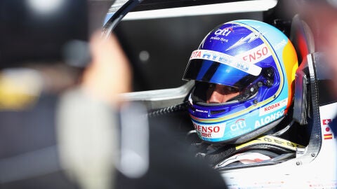 Fernando Alonso, dentro de su Toyota