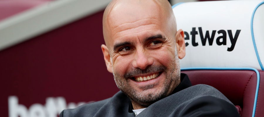 Guardiola sonríe en un partido del City Guardiola sonríe en un partido del City