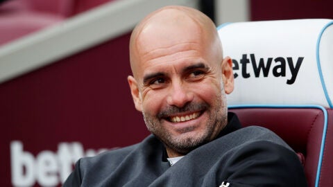 Guardiola sonr&iacute;e en un partido del City