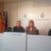 Los concejales Antonio García y Patricia Maciá en el Ayuntamiento de Elche