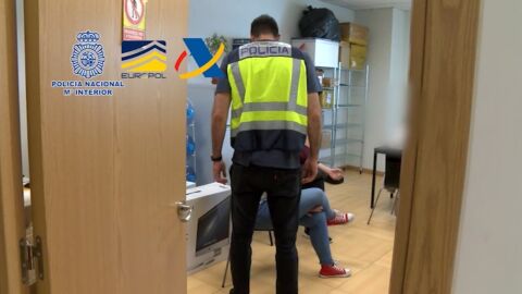 Un agente de la Polic&iacute;a Nacional durante la operaci&oacute;n policial 