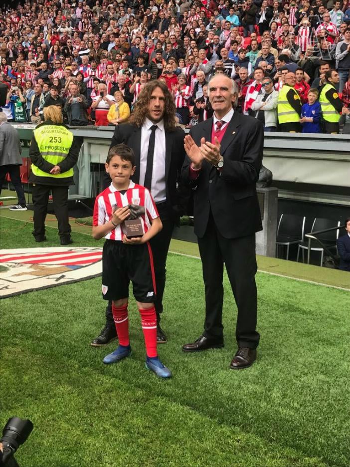 Carles Puyol recibe en San Mamés el One Club Man Award Carles Puyol recibe en San Mamés el One Club Man Award