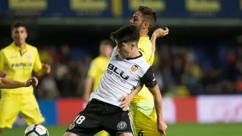 Carlos Soler y Víctor Ruiz pelean por el balón en el Villarreal - Valencia Carlos Soler y Víctor Ruiz pelean por el balón en el Villarreal - Valencia